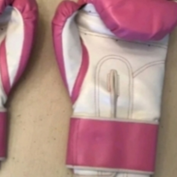 VICTORIA'S SECRET VSX PREVIEW 2011 BOXING GLOVES - Picture 6 of 11